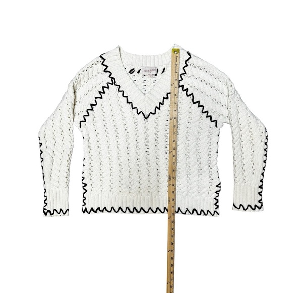 Elegant V-Neck Sweater with Black Accents - Picture 8 of 10